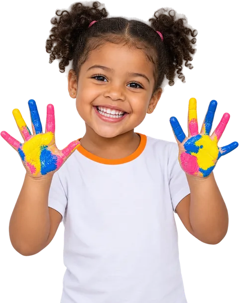 Menina da Educação Infantil sorri e mostra as mãos pintadas de tinta colorida