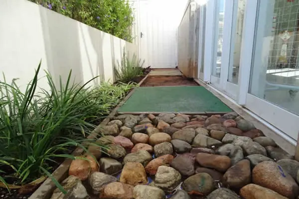 Jardim interno com pedras e plantas