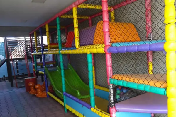 Brinquedo colorido de escorregador e túneis no parque