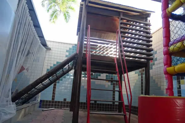 Casinha de madeira elevada no parque