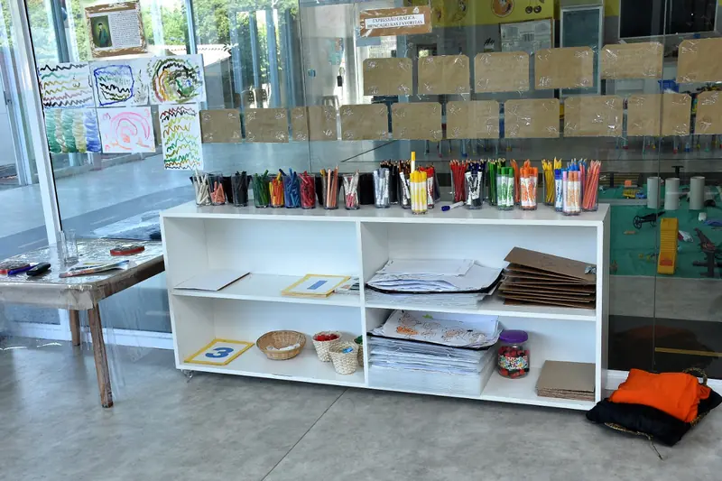 Sala com estantes de materiais, papéis e caixas organizadas