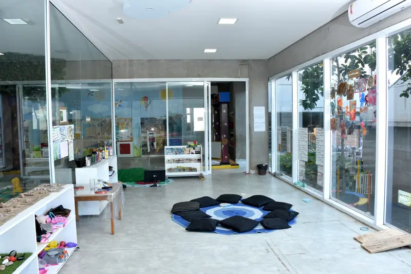 Sala ampla com almofadas no chão, vista de outro ângulo