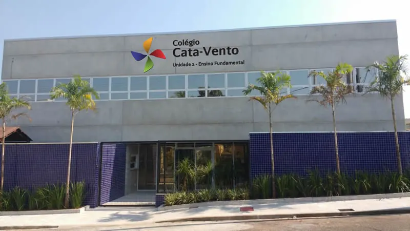 Fachada do prédio do Colégio Cata-Vento, com o logo e palmeiras