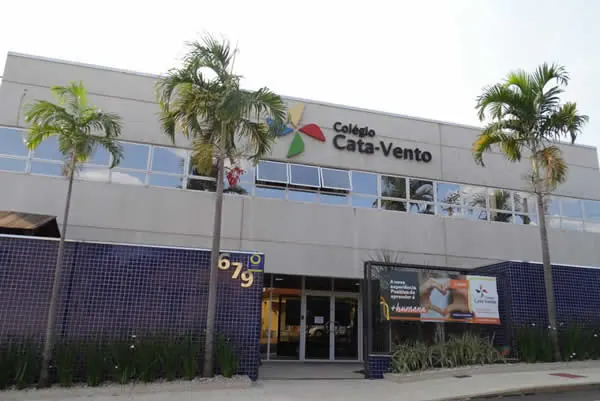 Fachada do Colégio Cata-Vento com o número 679 e palmeiras